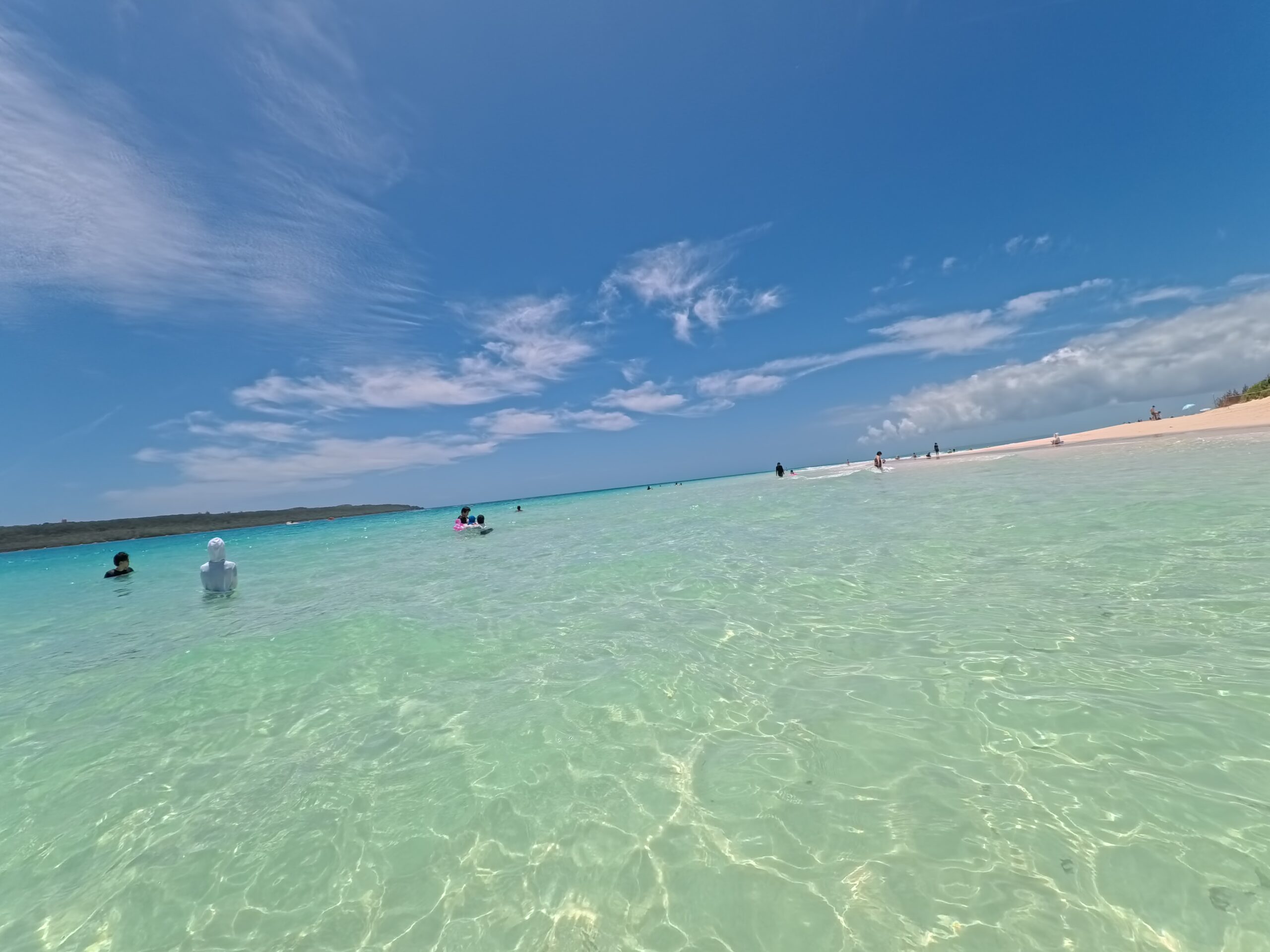 光を通す宮古島の淡い水色の海