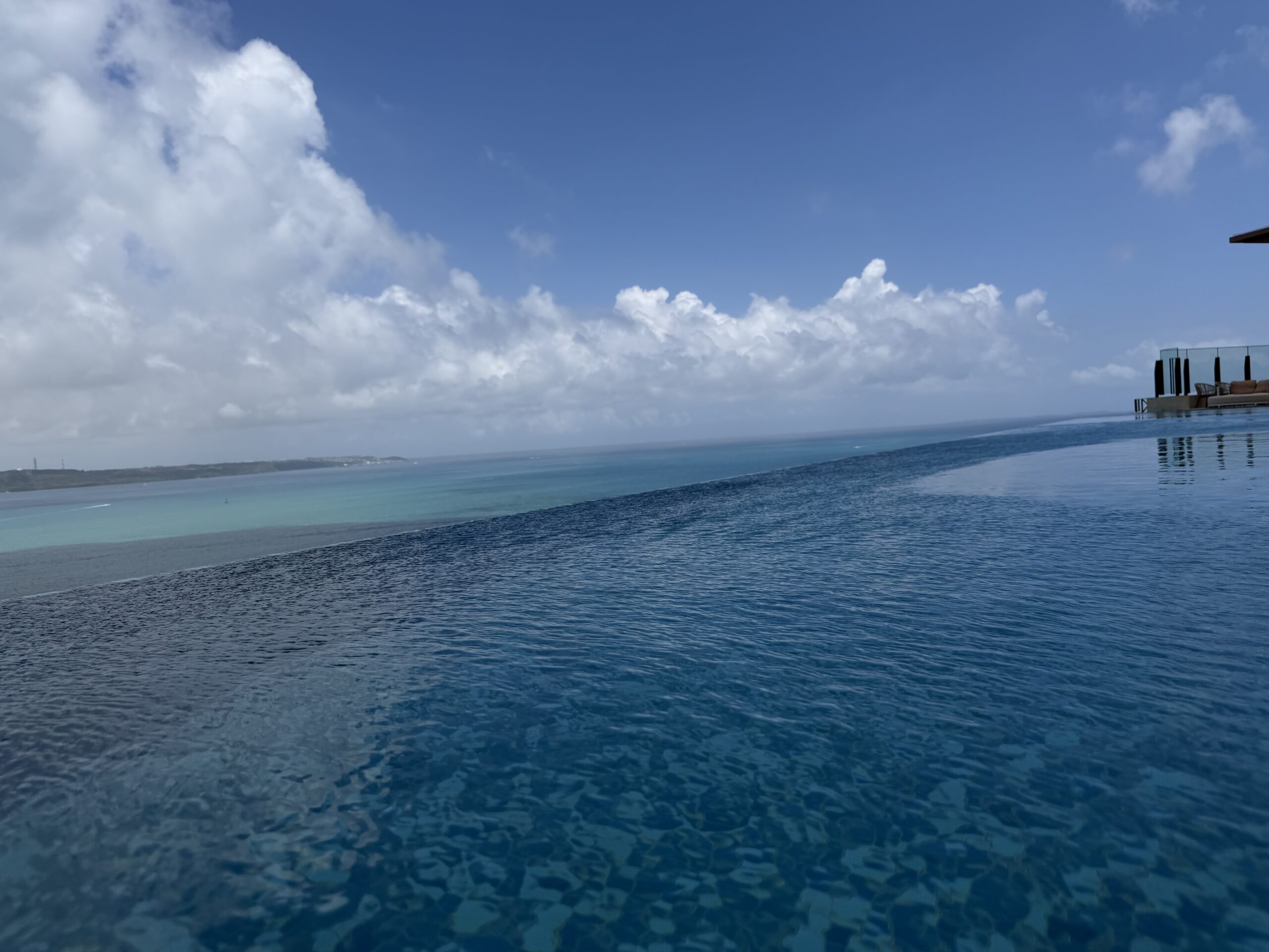 海へ溶け込むように見えるプールの水面
