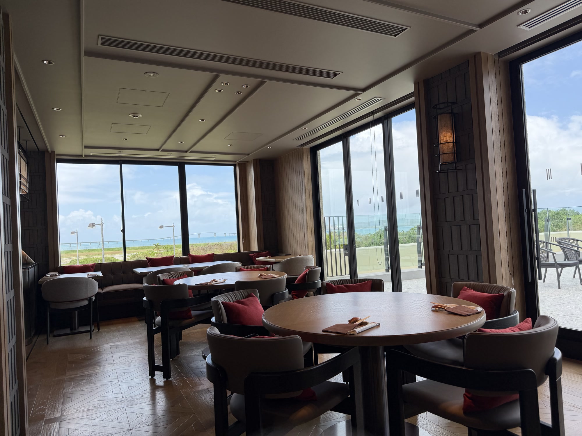 一凛 宮古島の店内と窓の向こうの海