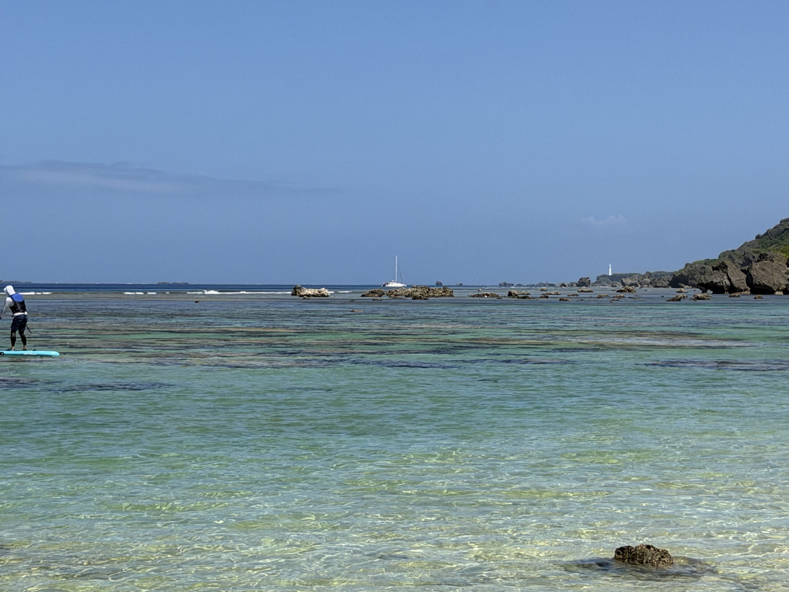 岩礁に重なる宮古島の海の色