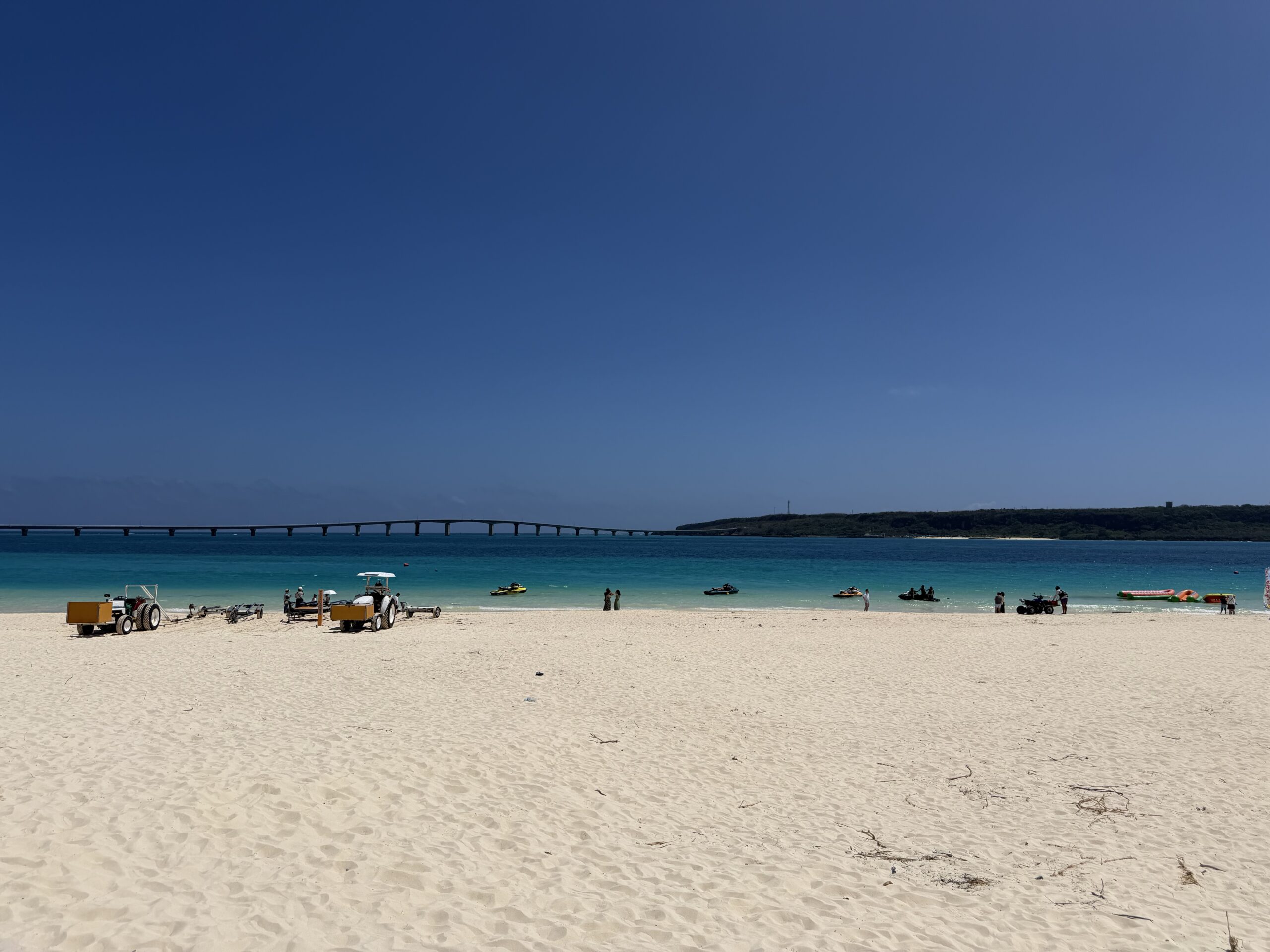 与那覇前浜の白い砂浜と来間大橋