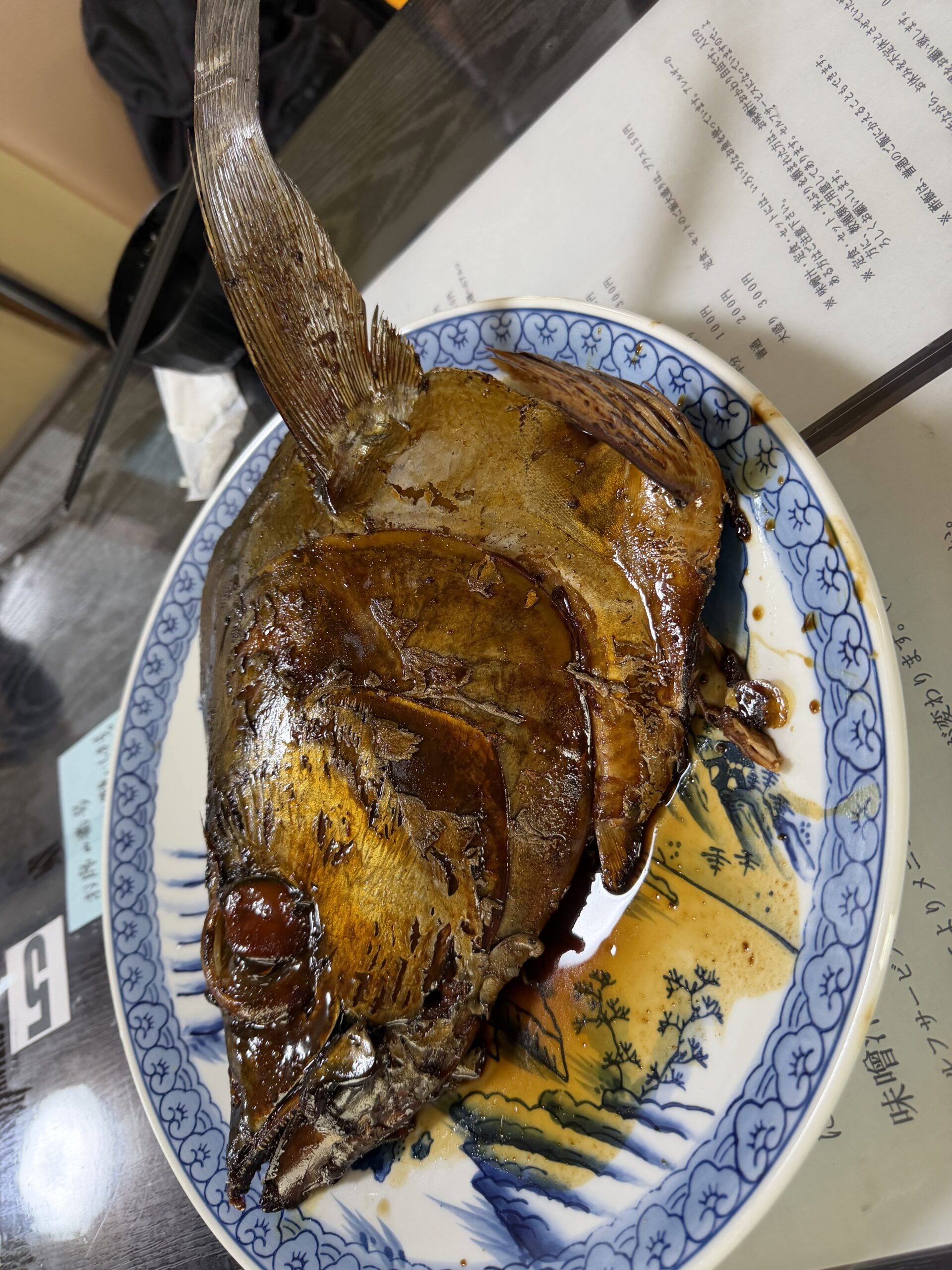 皿からはみ出しそうな舟よしの巨大なマグロの頭煮
