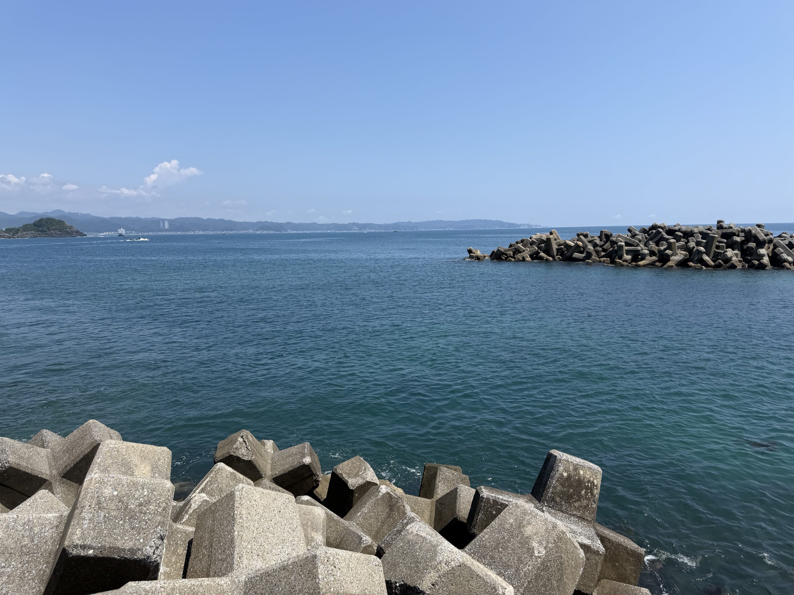 仁右衛門島へ向かう海辺から眺めた鴨川の海