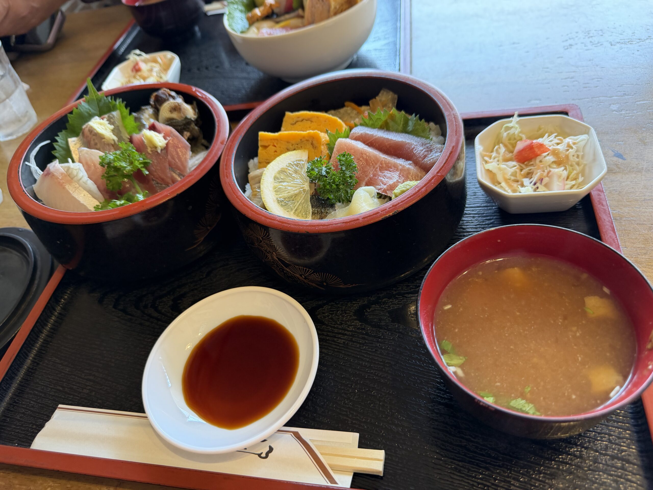 名代亭でいただいた二段重ねの海鮮丼